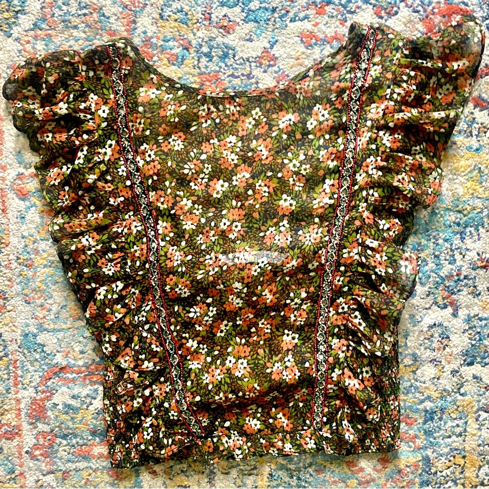 Cute Floral Top w Intricate Beading
